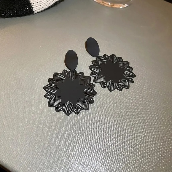 Black Flower Dangle Earrings - Picture 4 of 6